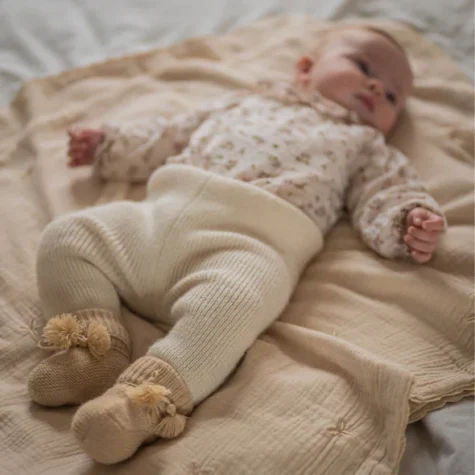 Chaussons bébé beige Gentil Coquelicot Paris – Image 2